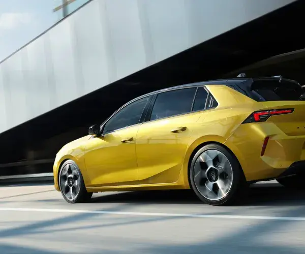 opel-astra-hatchback-hybrid hero