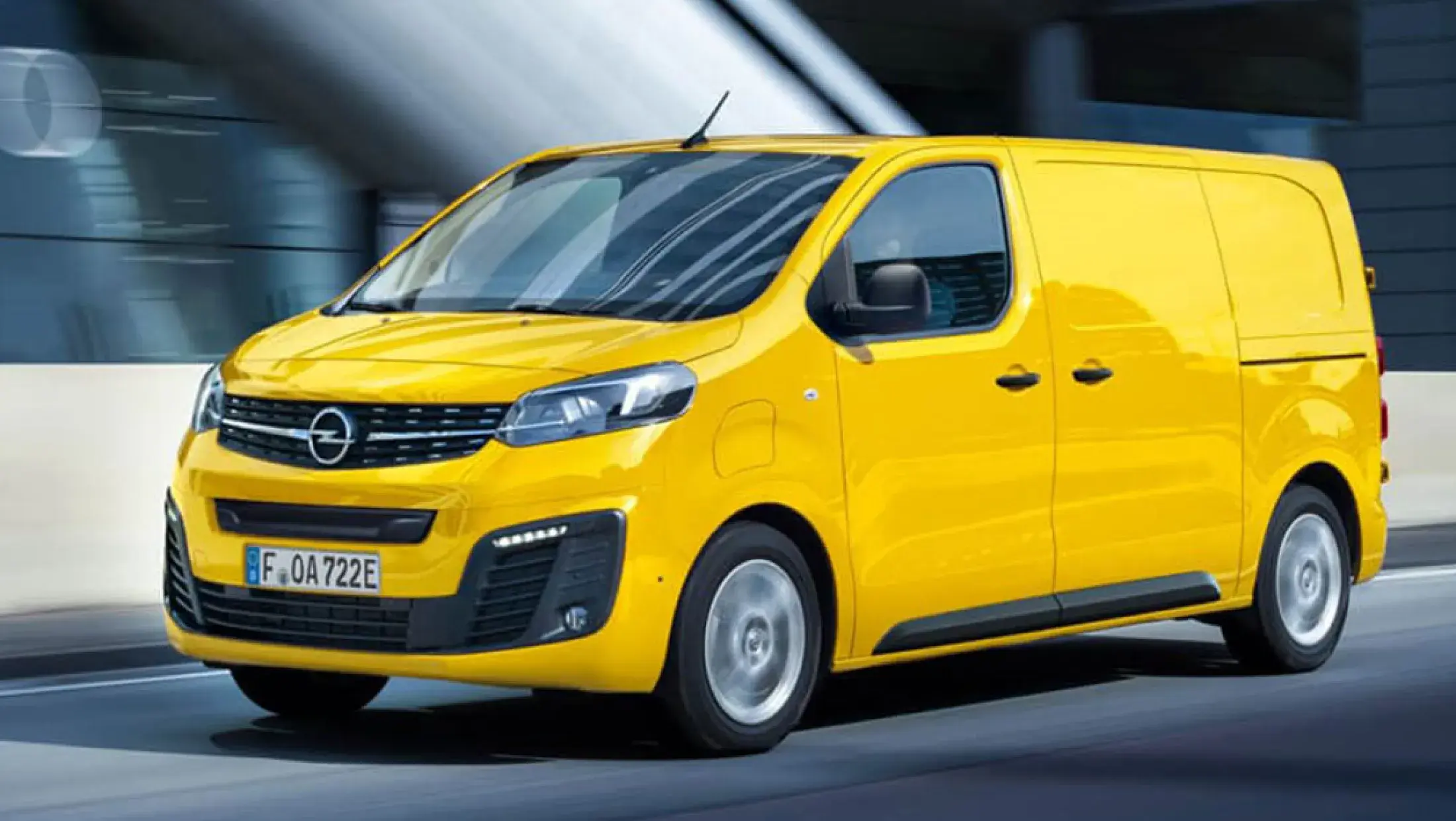Opel Vivaro-e rijdend schuinvoor