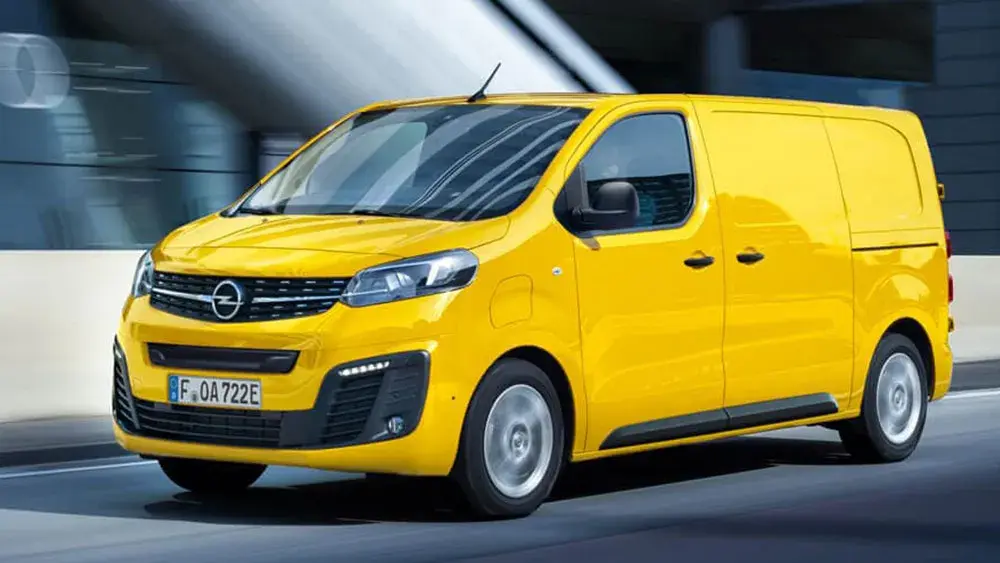 Opel Vivaro-e rijdend schuinvoor